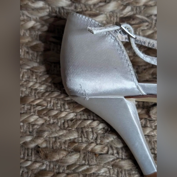 NEW Satin Dyeable White Heels David's Bridal Size 7 -w- Diamond Embellishments - Picture 2 of 12